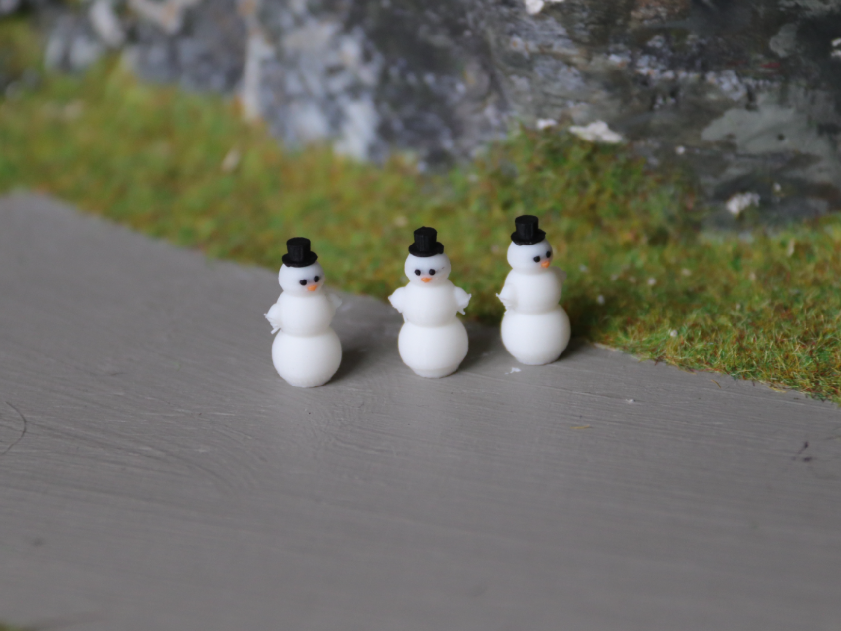 Miniature Snowmen – H0 Scale (1:87)