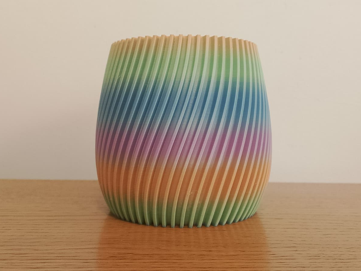 Small 10cm height rouded vase with 60 ribs