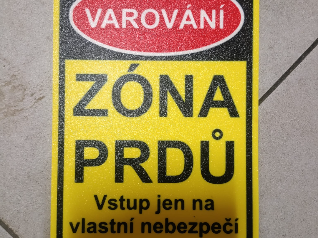 Vtipná cedulka – Zóna prdů