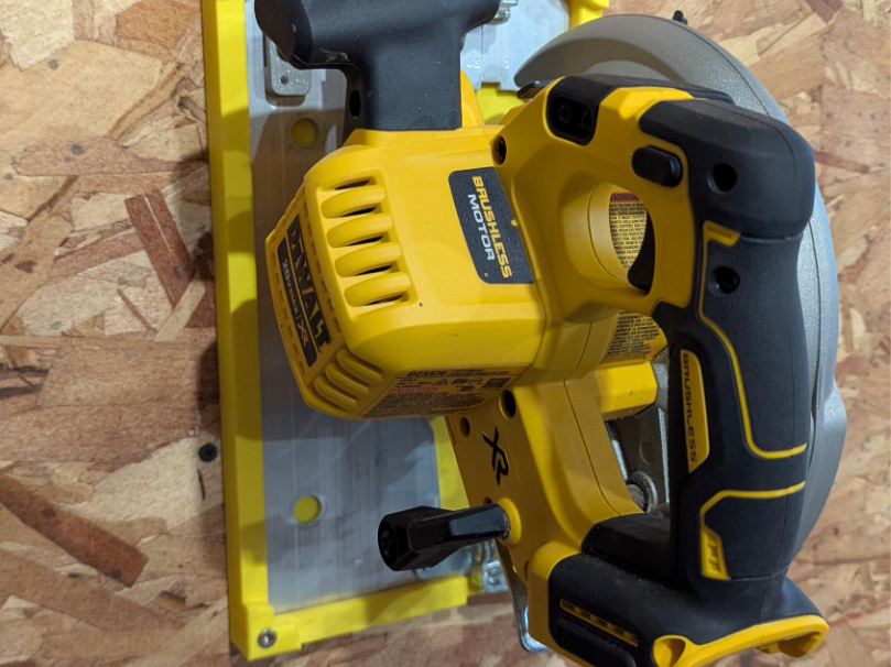 Wall mount (Dewalt 20vMAX XR circular saw)