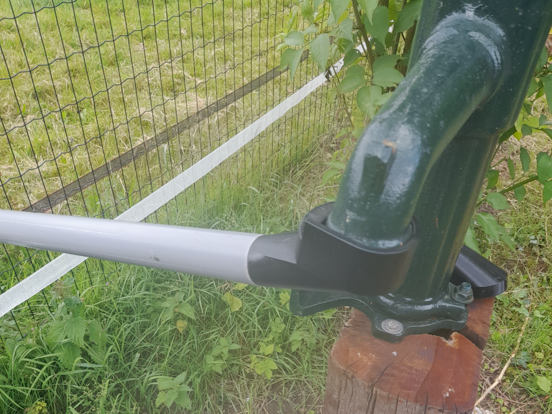 Manual water pump connector
