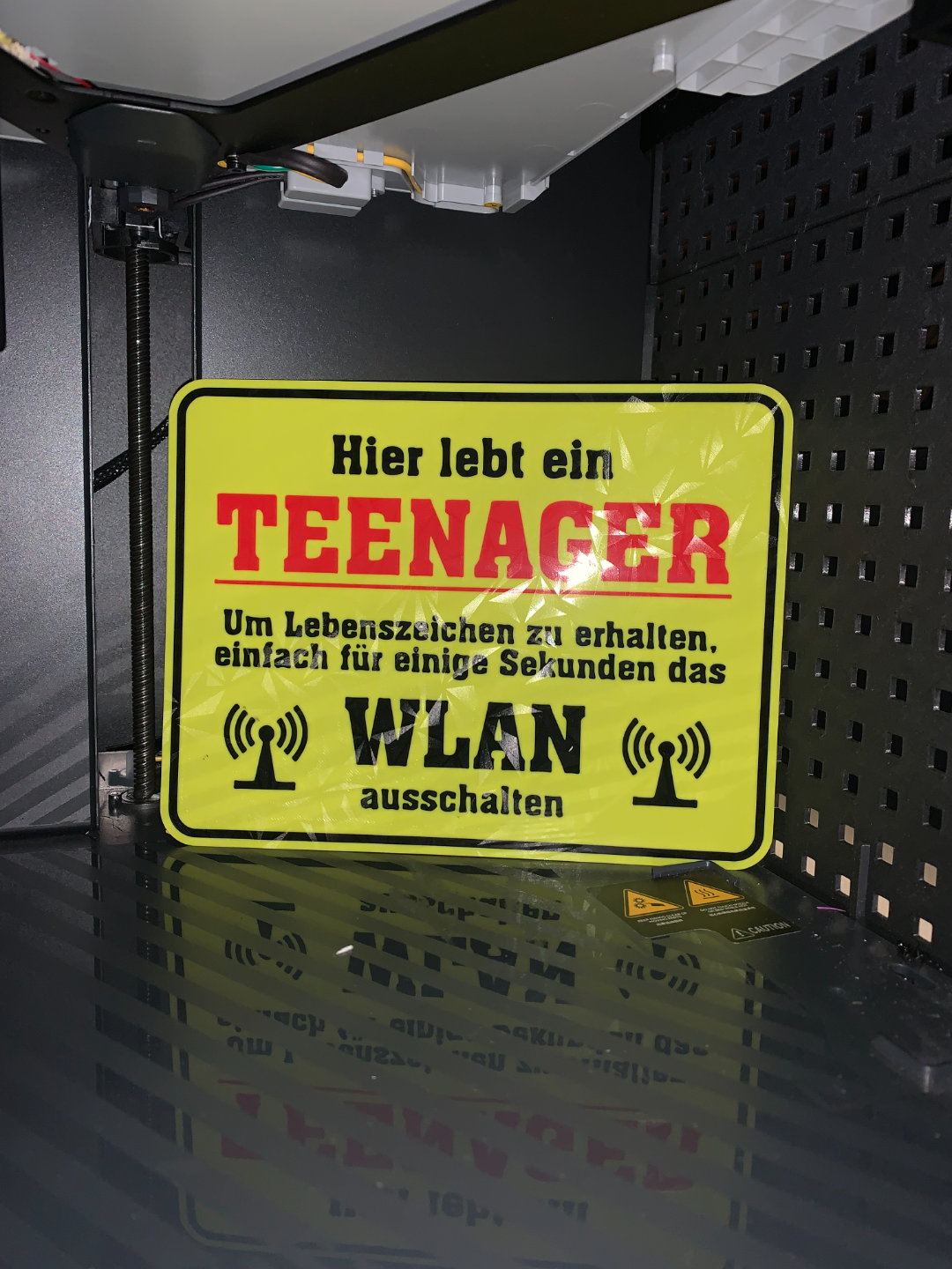 Lustiges Schild Hier lebt ein Teenager