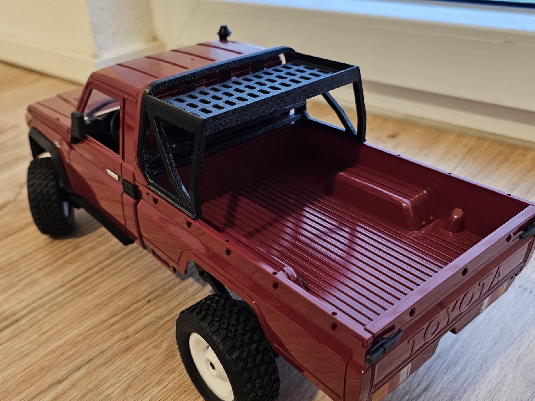 MN82 Toyota Landcruiser Bügel zum an klicken