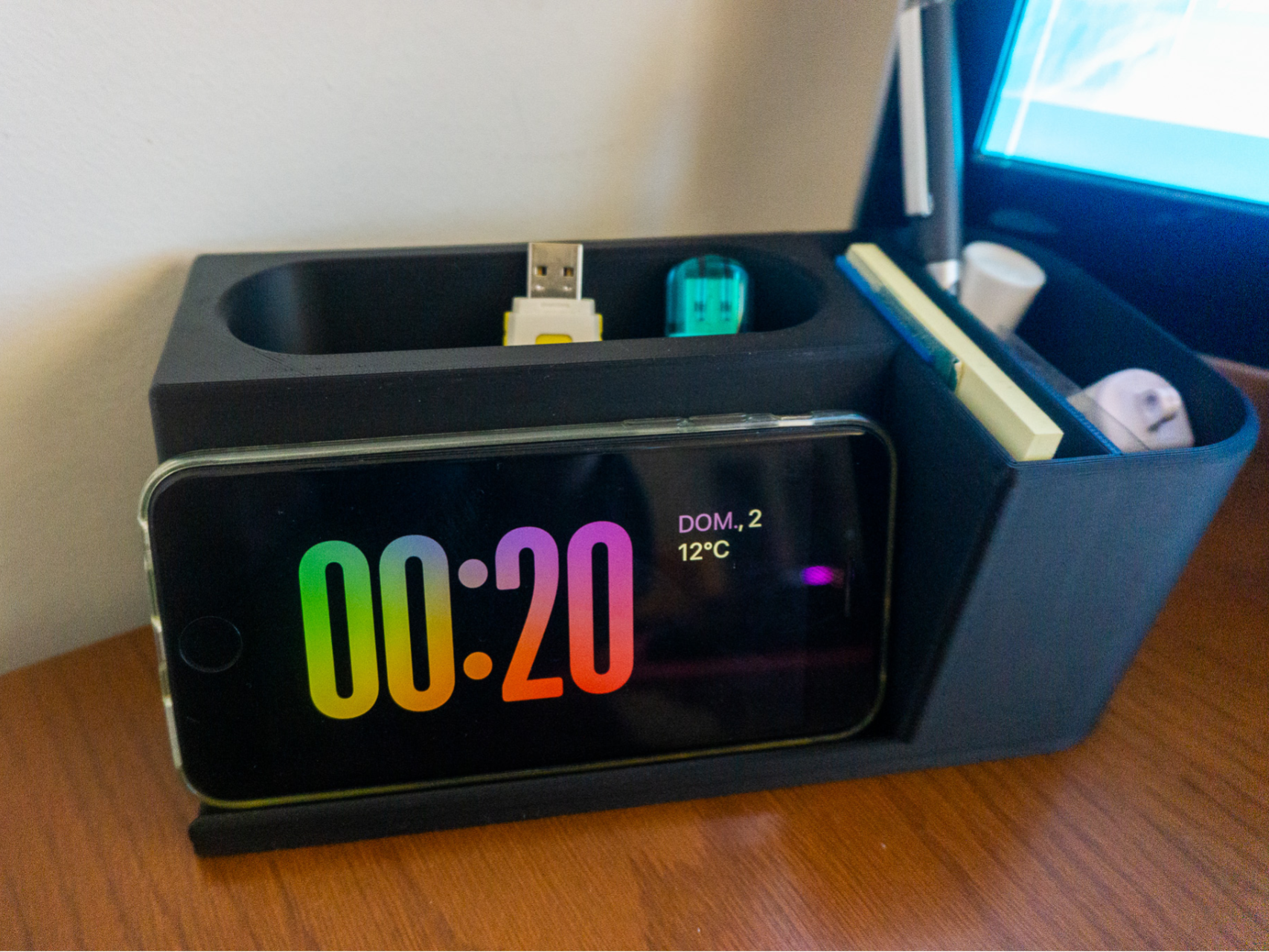 Dock for iPhone SE & Desk Organizer