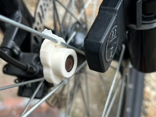 holder for cyclocomputer magnet