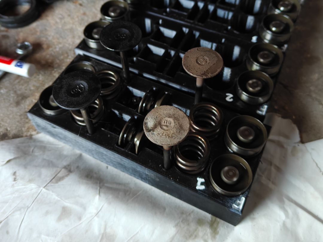Nissan valve train organizer
