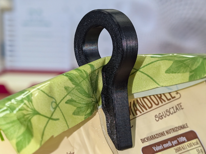 Sturdy clip for closing bags