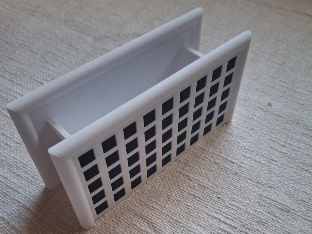Tray holder under drinks