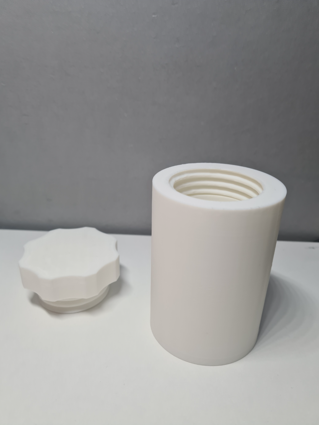 Thick walls screwed container