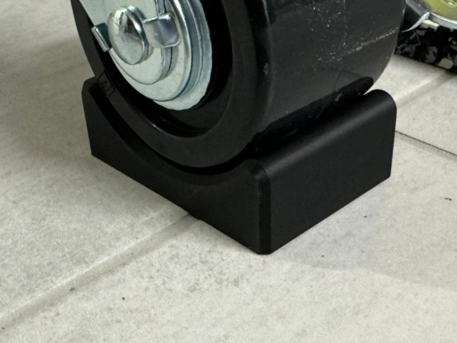 Wedge for heavy duty wheels