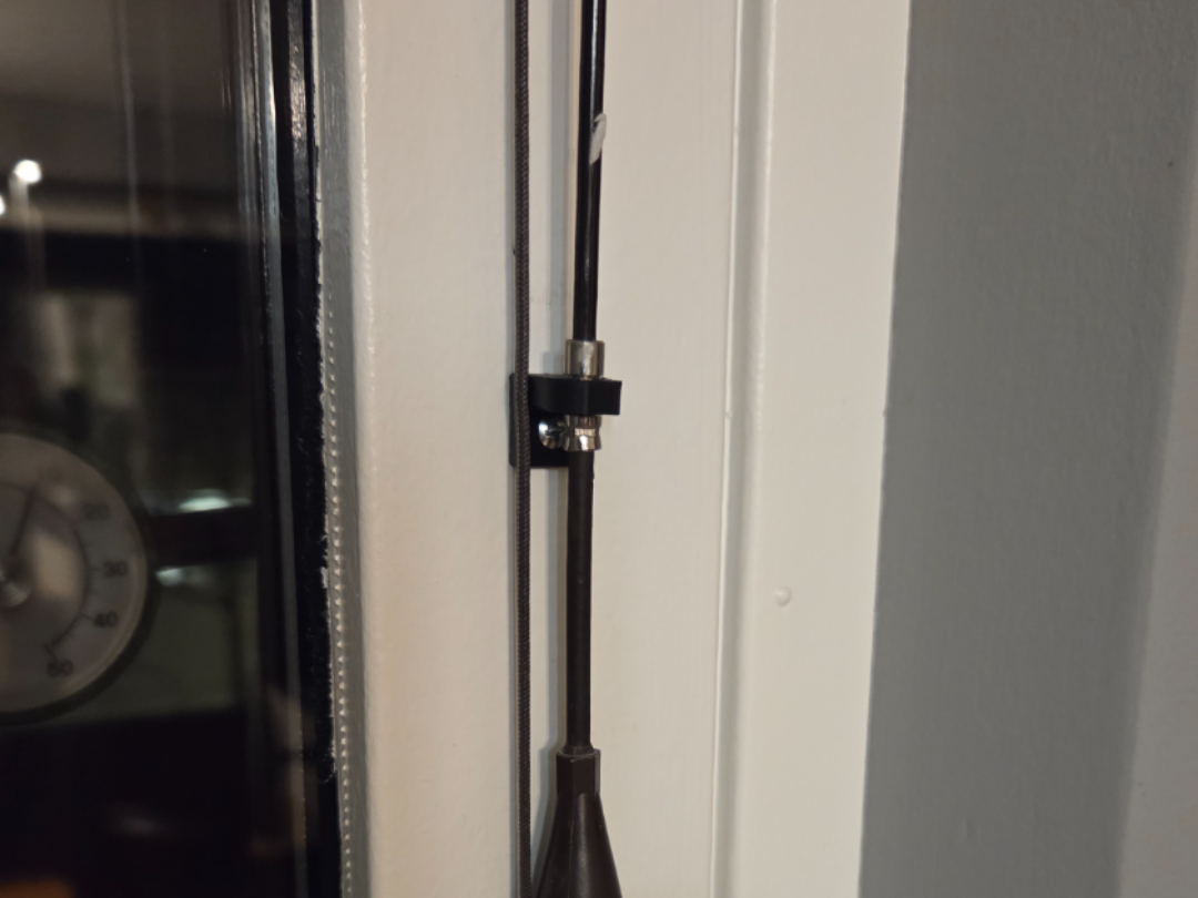 Jalousie blind rotation rod clip
