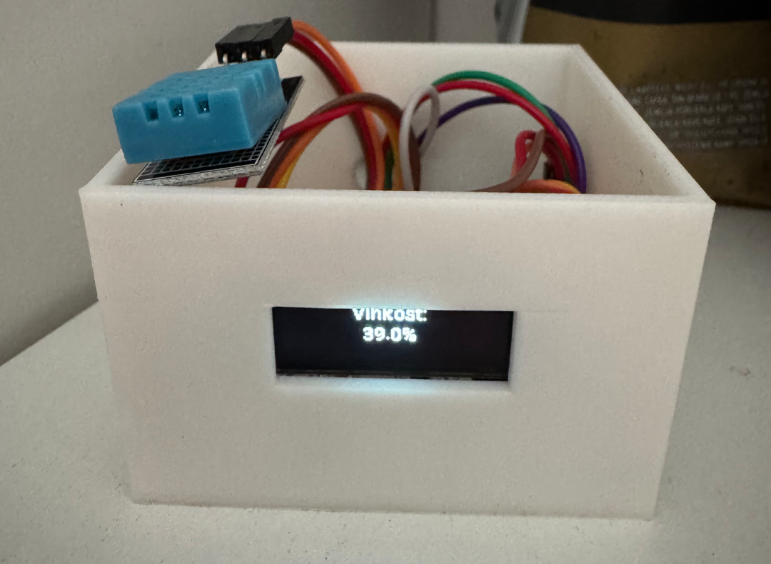 Box for NODE MCU and mini display