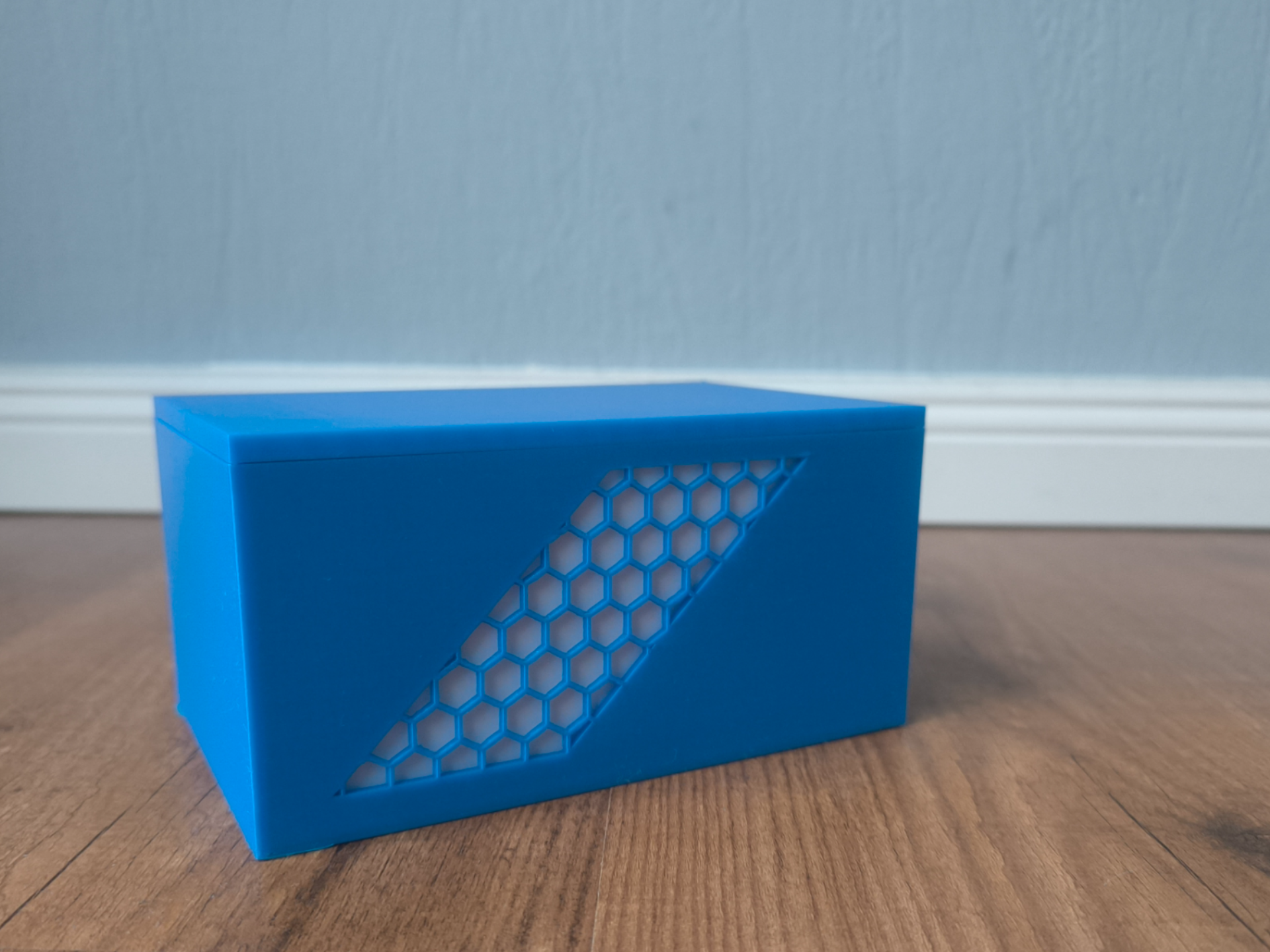 Box with hexagon pattern and inlet