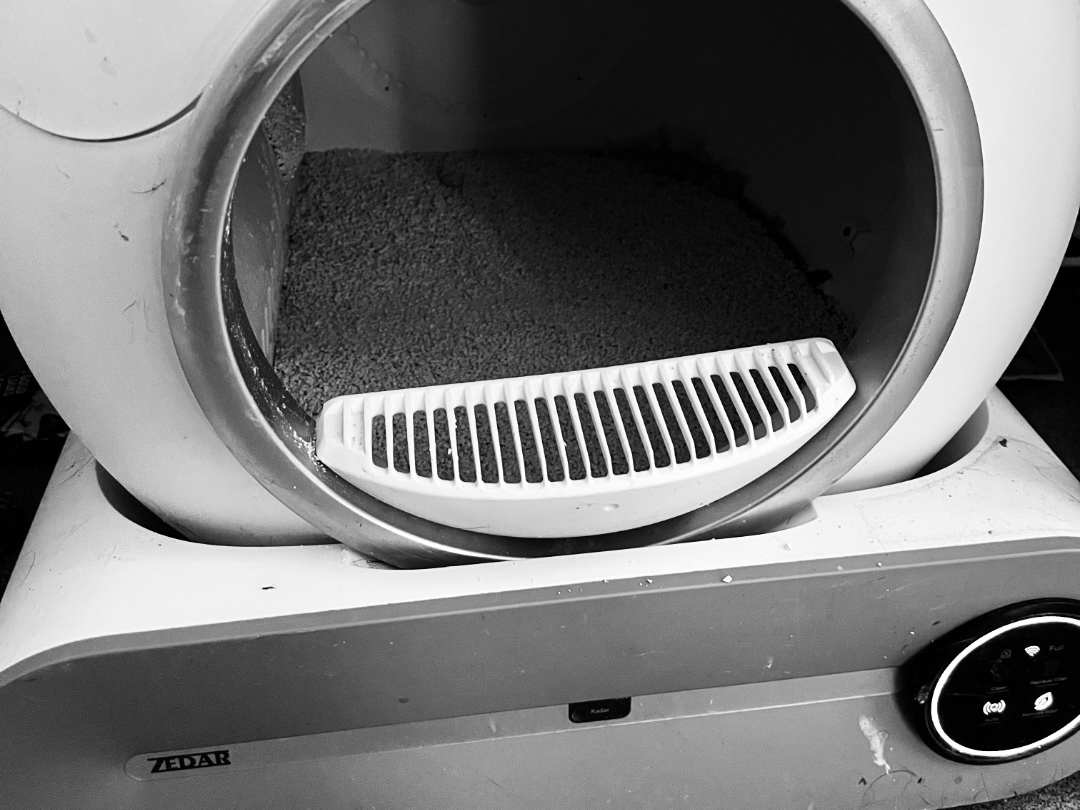 Self Cleaning Litter Box inside cover (Zedar)