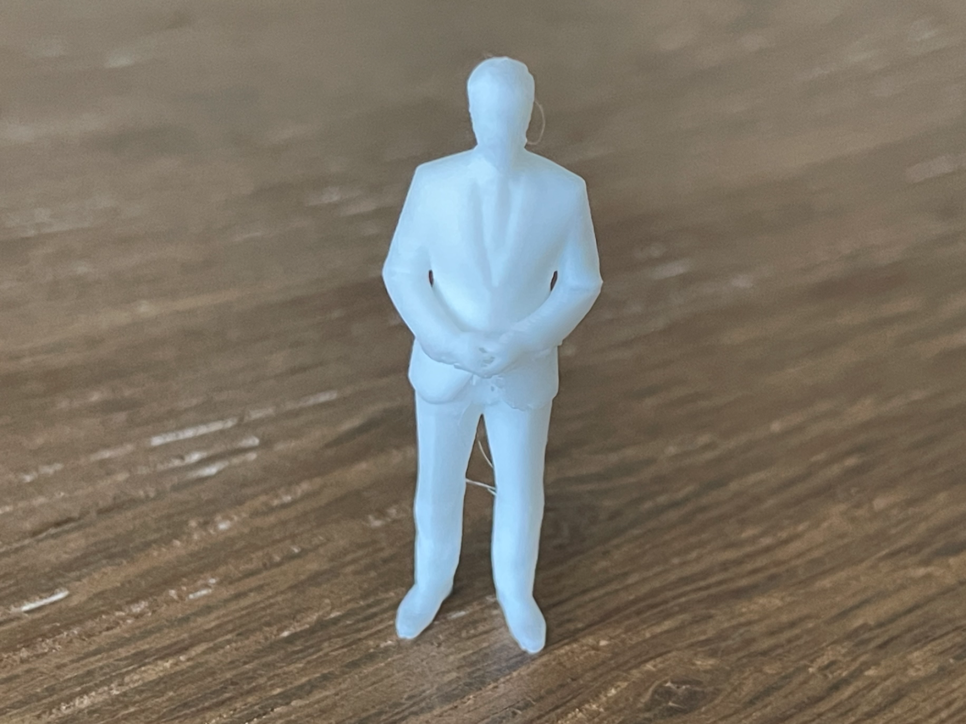 Kleiner Mann mit Anzug