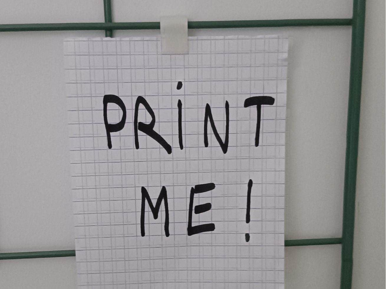 Simple Photo Clip for Metal Wall Grids