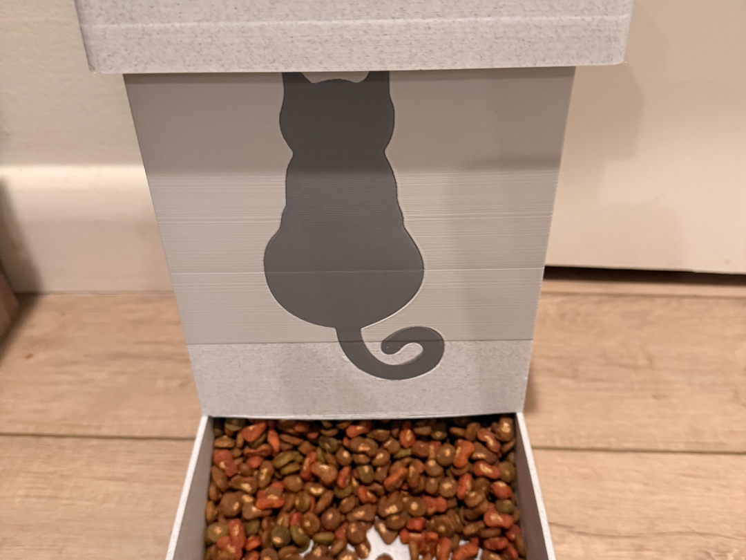 Gravity Cat/Food Feeder with Lid