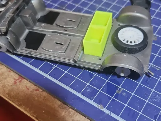 Caja portacascos OMP. Escala 1/24