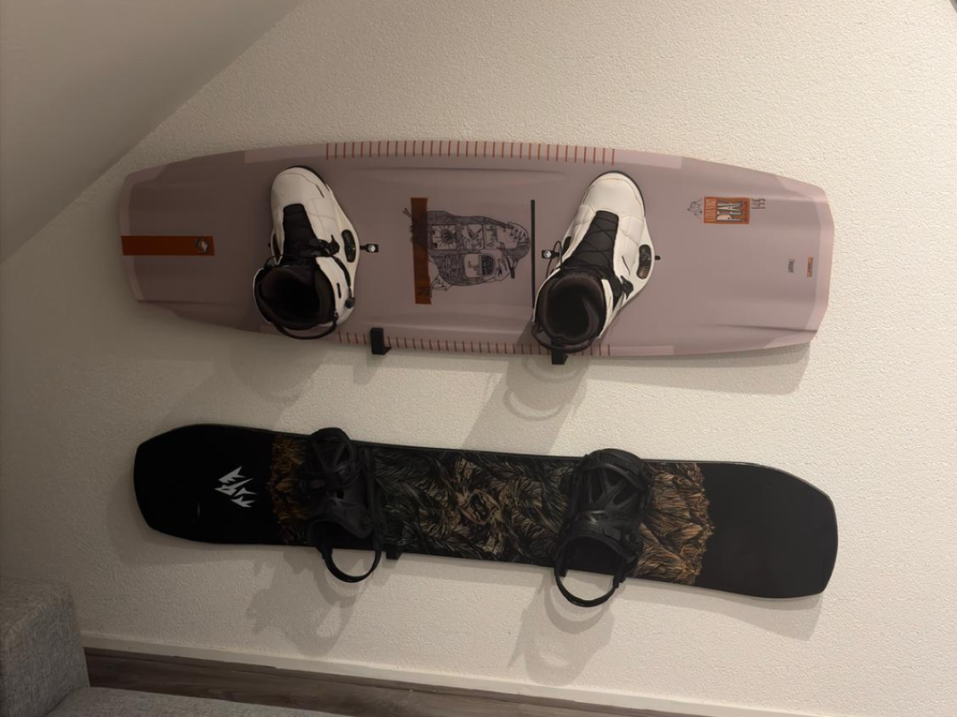 Snow- and wakeboard holder