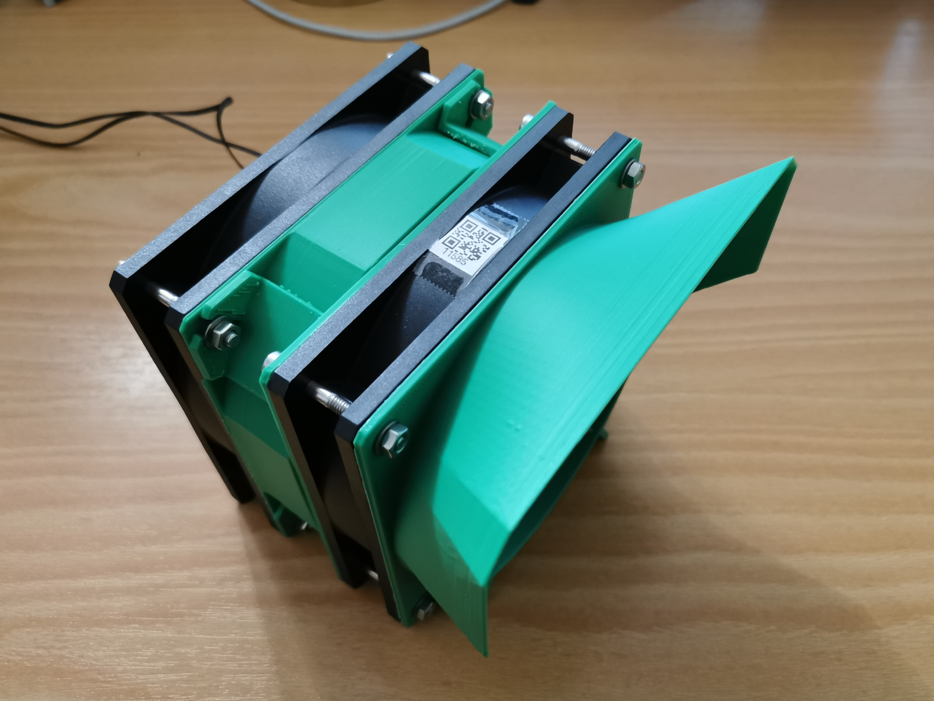 Solder fume extractor with two fans