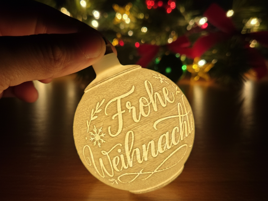 Frohe Weihnachten Christbaumkugel mit Bergdorf