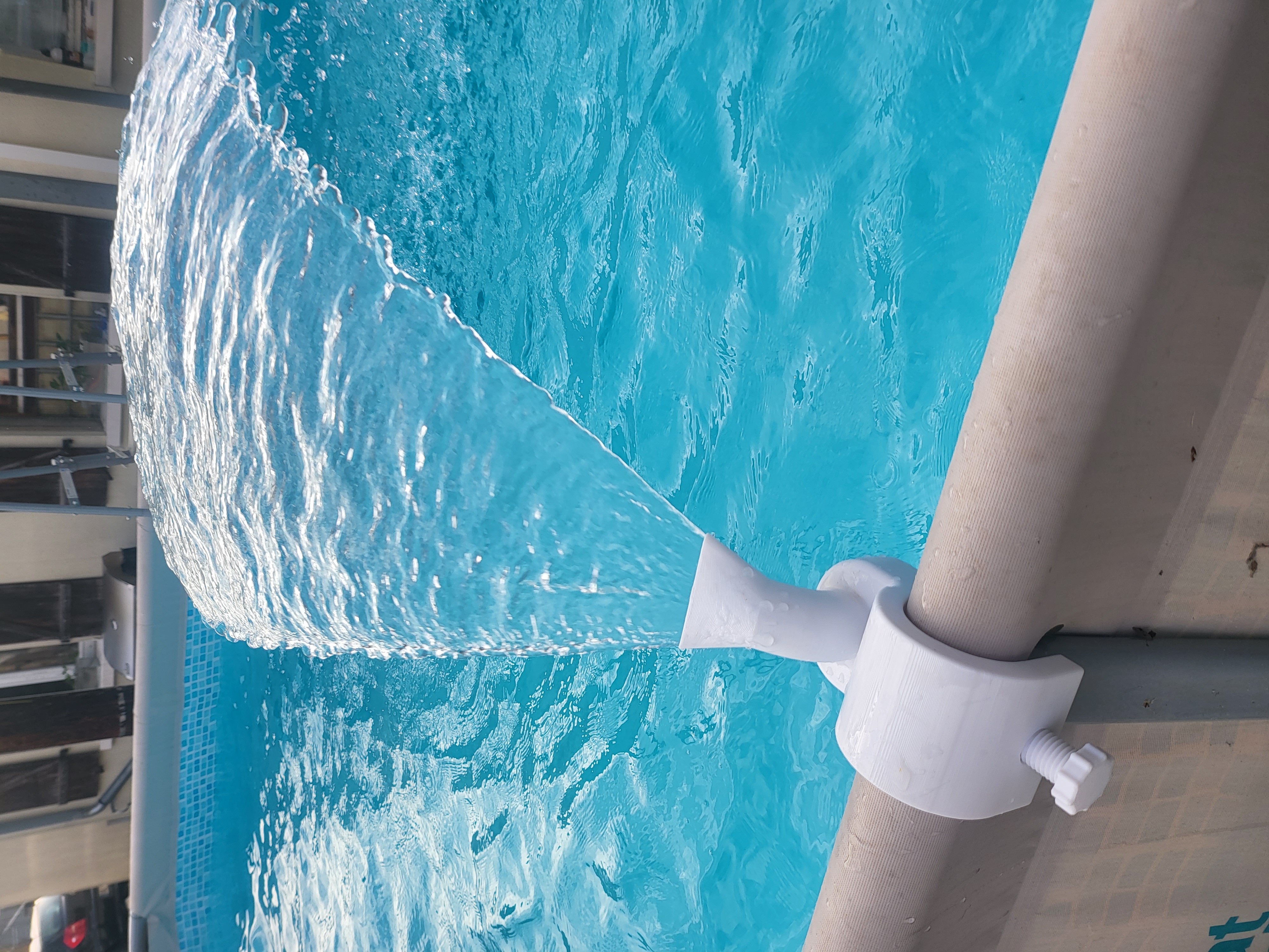 Water jet for a tubular pool / Jet d'eau pour piscine tubulaire