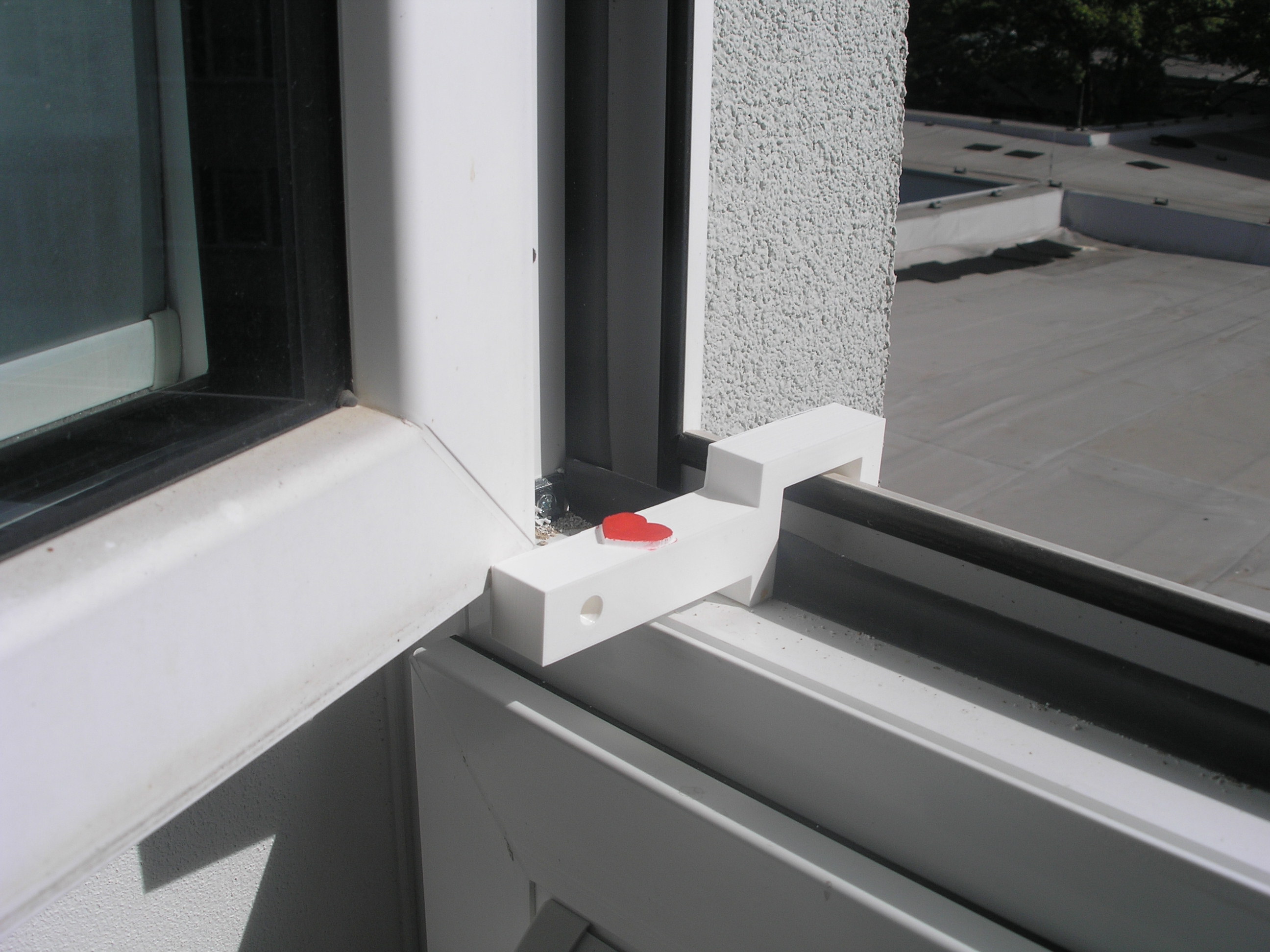 Zarážka na okno s dírou - symboly (Window stop with a hole - symbols)
