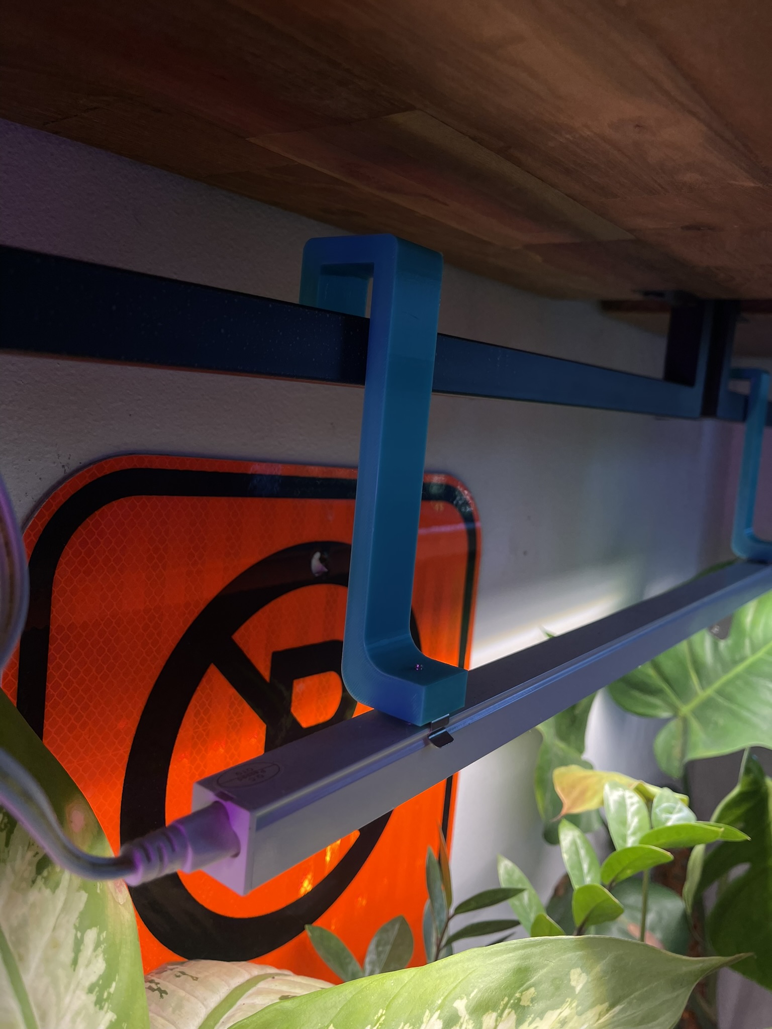 undershelf growlight & shoplight hanger