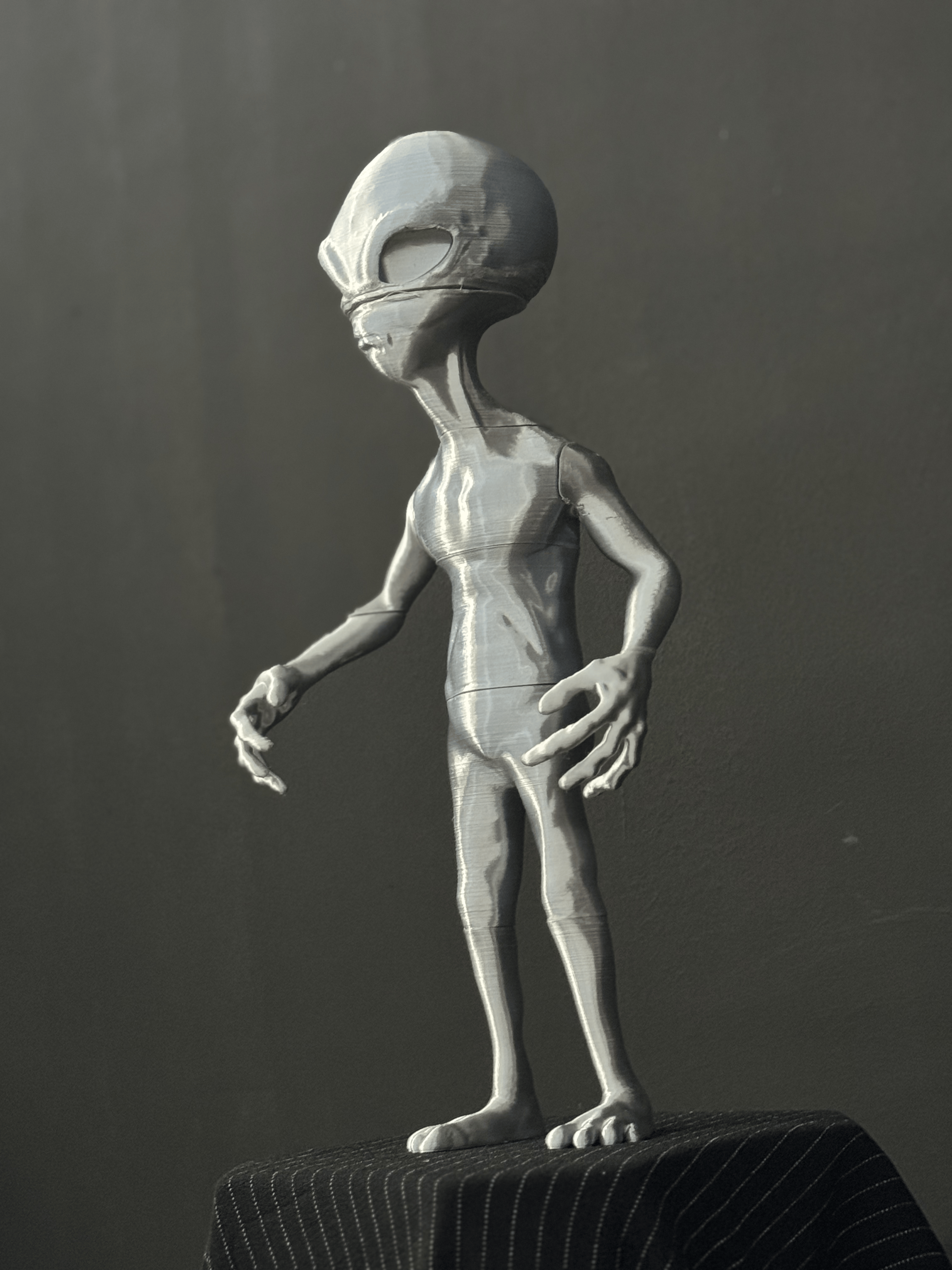 Alien 1m - Futuristic Extraterrestrial Model