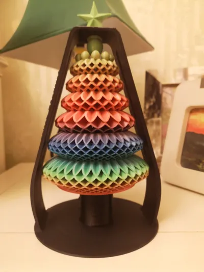 Multi-gear glowing Christmas tree – a modern spiral aesthetic/多档发光圣诞树—现代螺旋美学