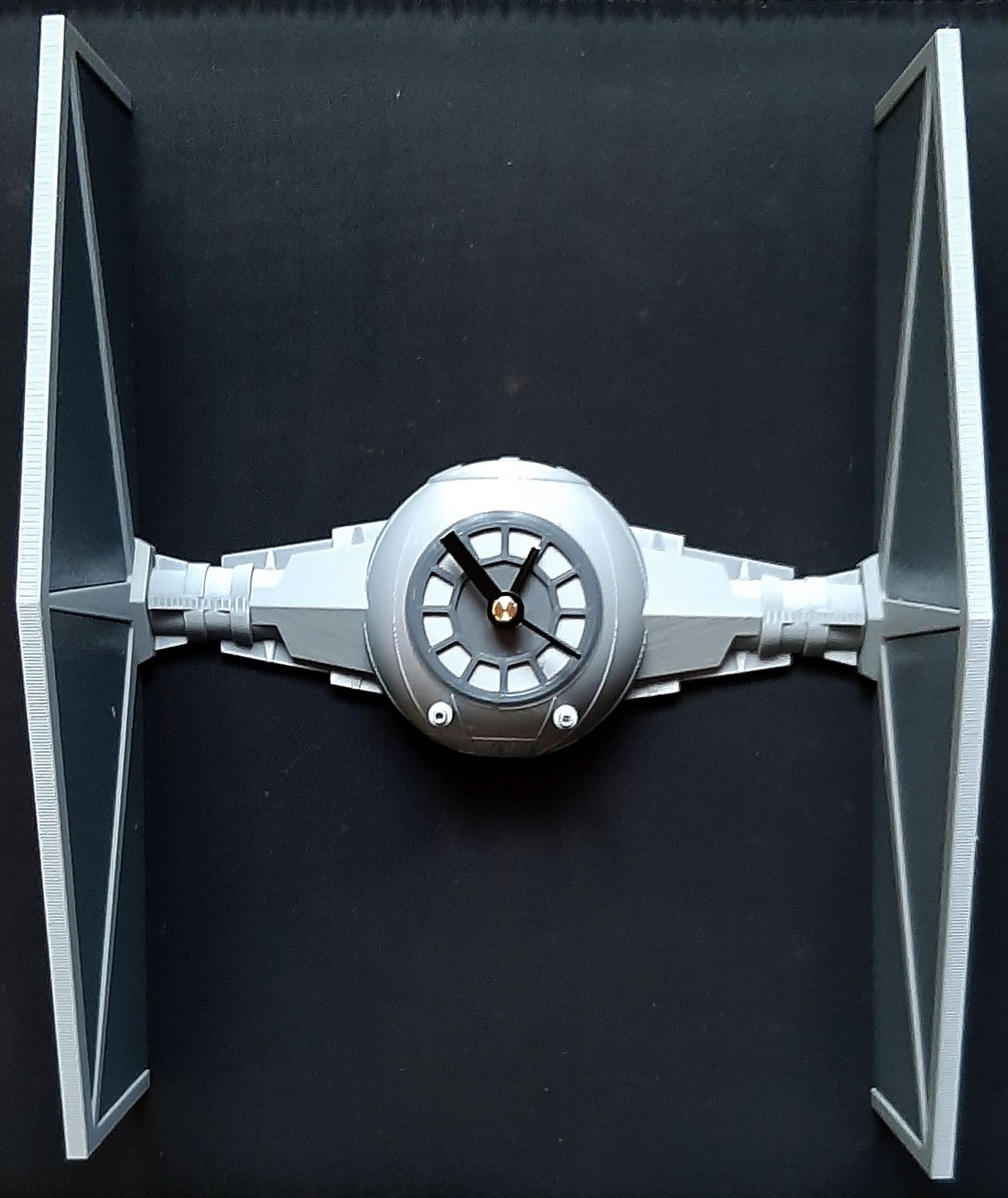 Wanduhr im TIE-Jäger-Design.