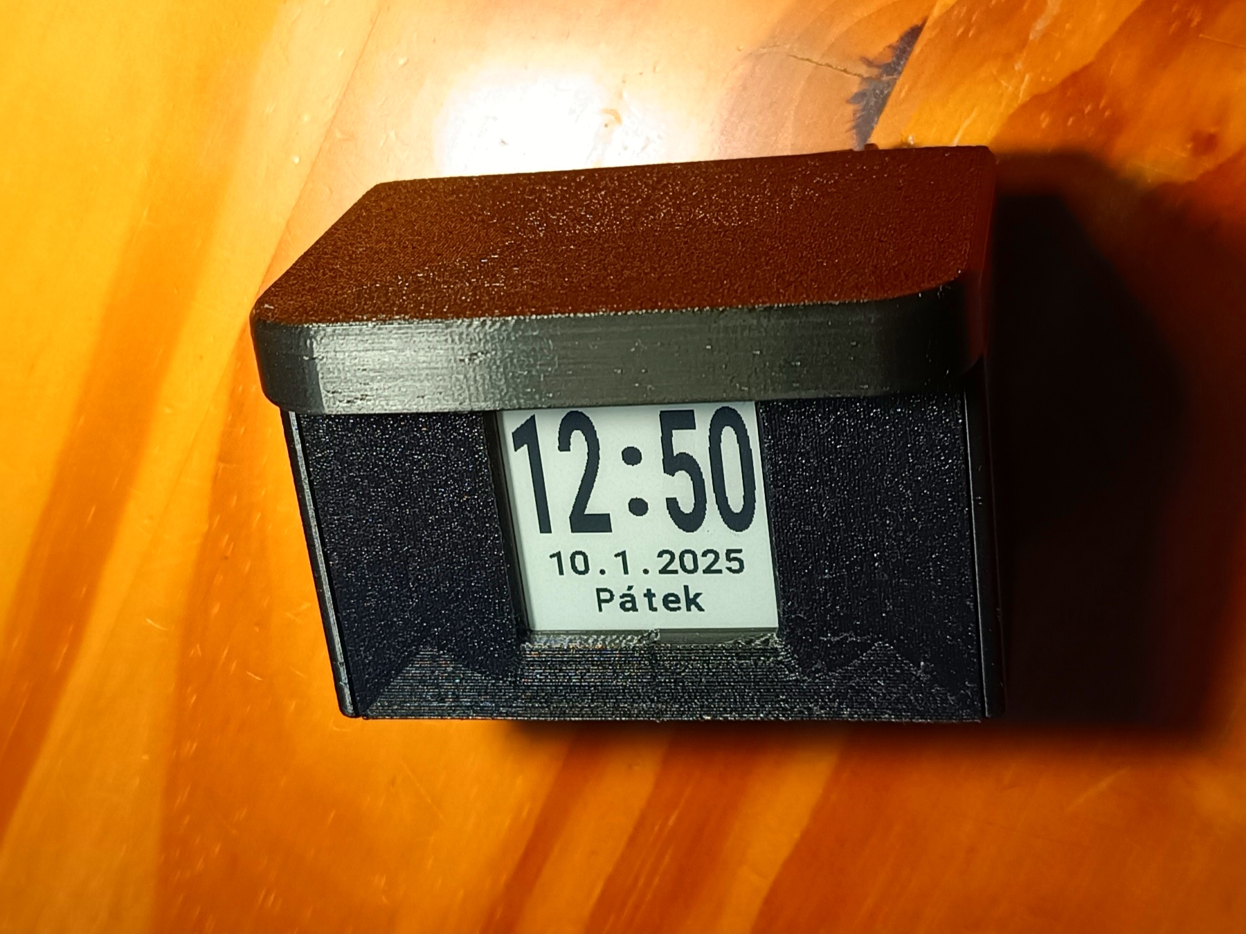 WeAct 1.54'' ePaper desk clock with discreet lighting / WeAct 1,54'' eInk hodiny na stůl s nočním nerušícím osvětlením