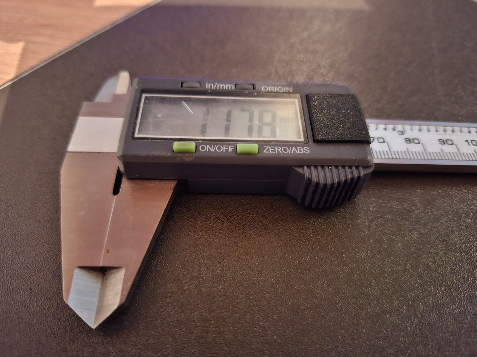 Messschieber Batterieabdeckung