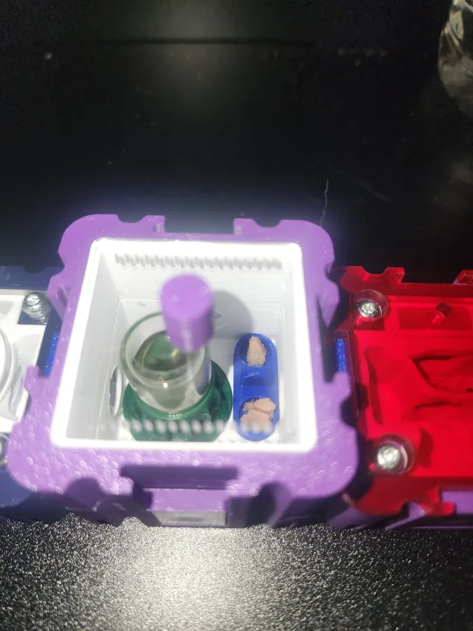 ant feeder with grab point