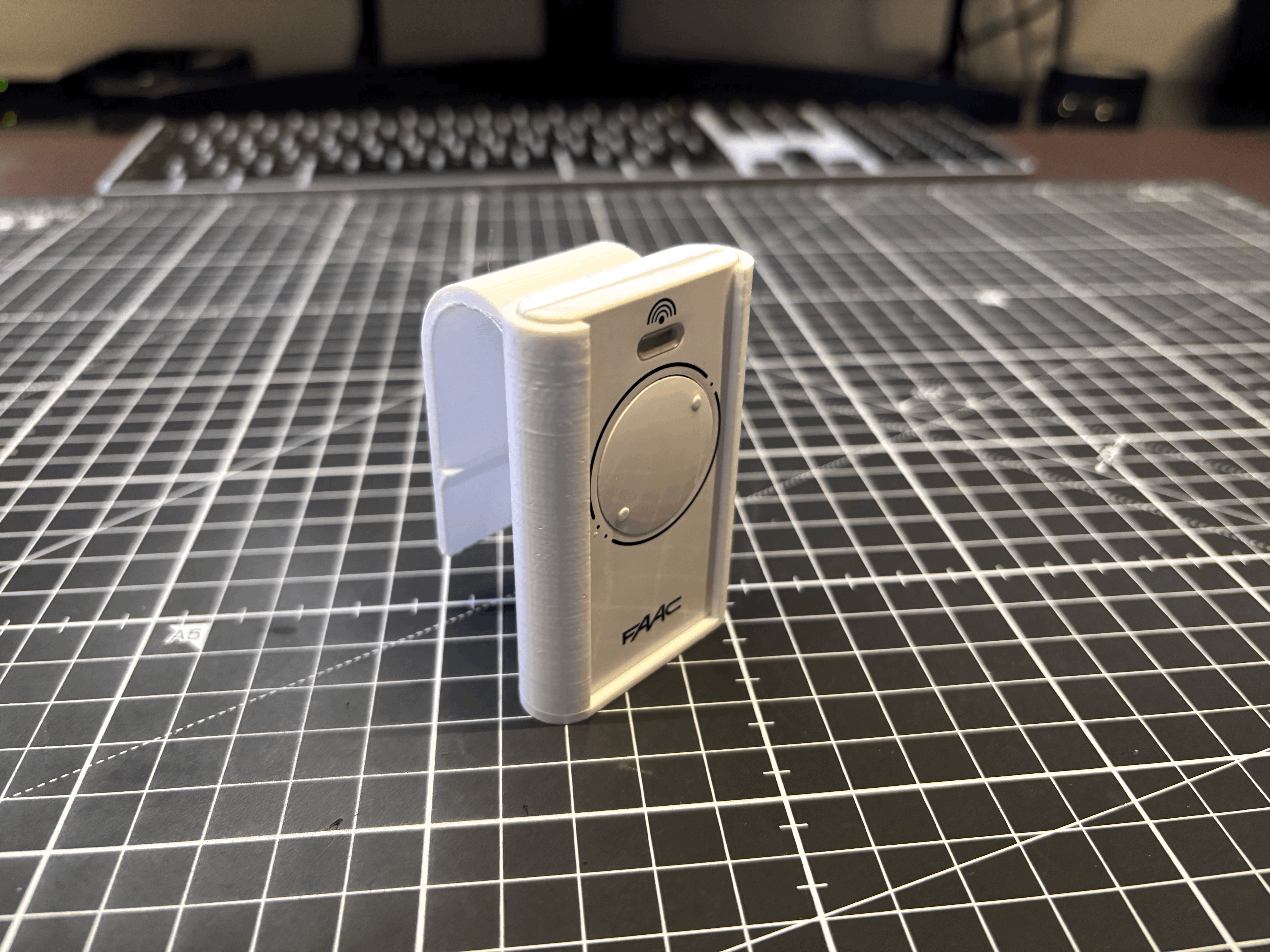 Porta Telecomando Faac XT4 868 SLH LR per auto, ideale da applicare sulla aletta para solo dell'auto. | FAAC XT4 868 SLH LR Remote Holder for Car, ideal for attaching to the car's sun visor.