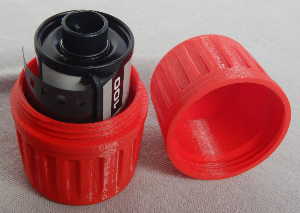 Verschraubbare Behälter für 135 Filmpatronen KB Film Container for 135 Filmcartridges Kleinbildfilm Filmdose