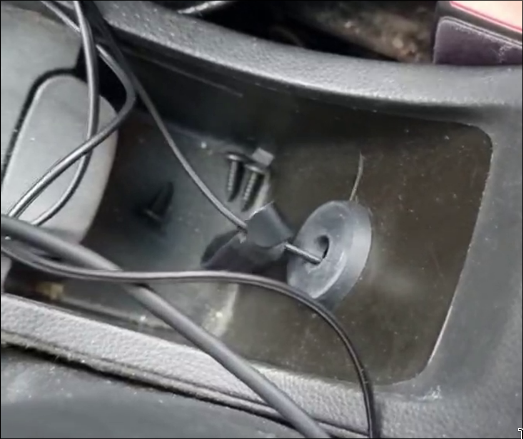 Chevrolet Cruze (2012 - KL1J) Center console plug replacement