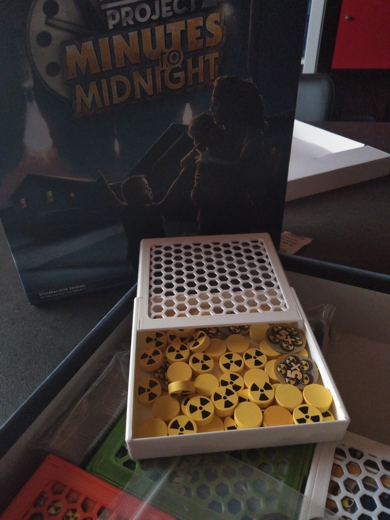 The Manhattan Project 2: Minutes to Midnight board game organizer