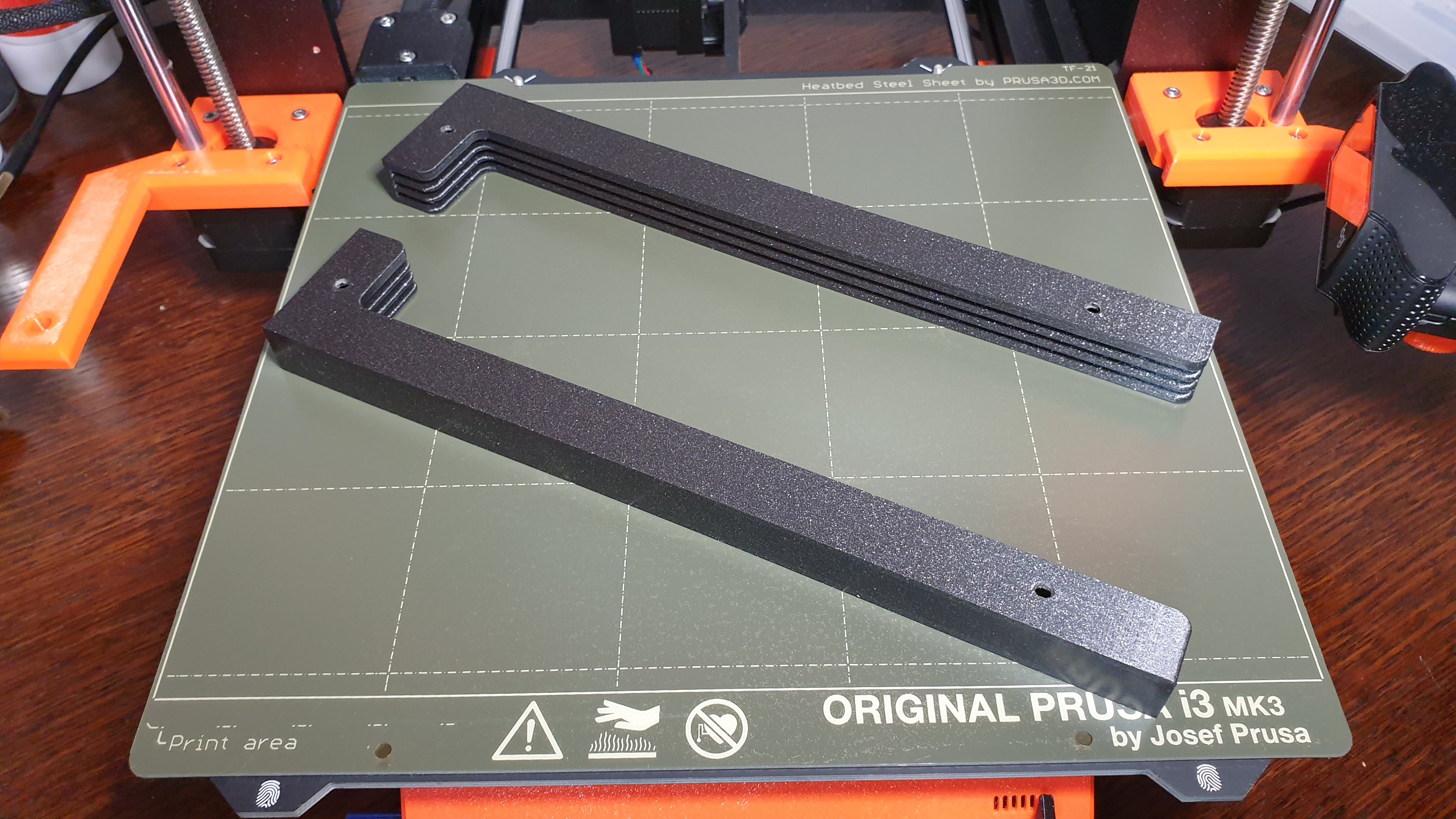 Halter für 3 Prusa MK3S Druckplatten zur Montage unter Regal, Tisch, etc. / Holder for 3 Prusa MK3S Steel Sheets for mounting under shelf, table, etc.