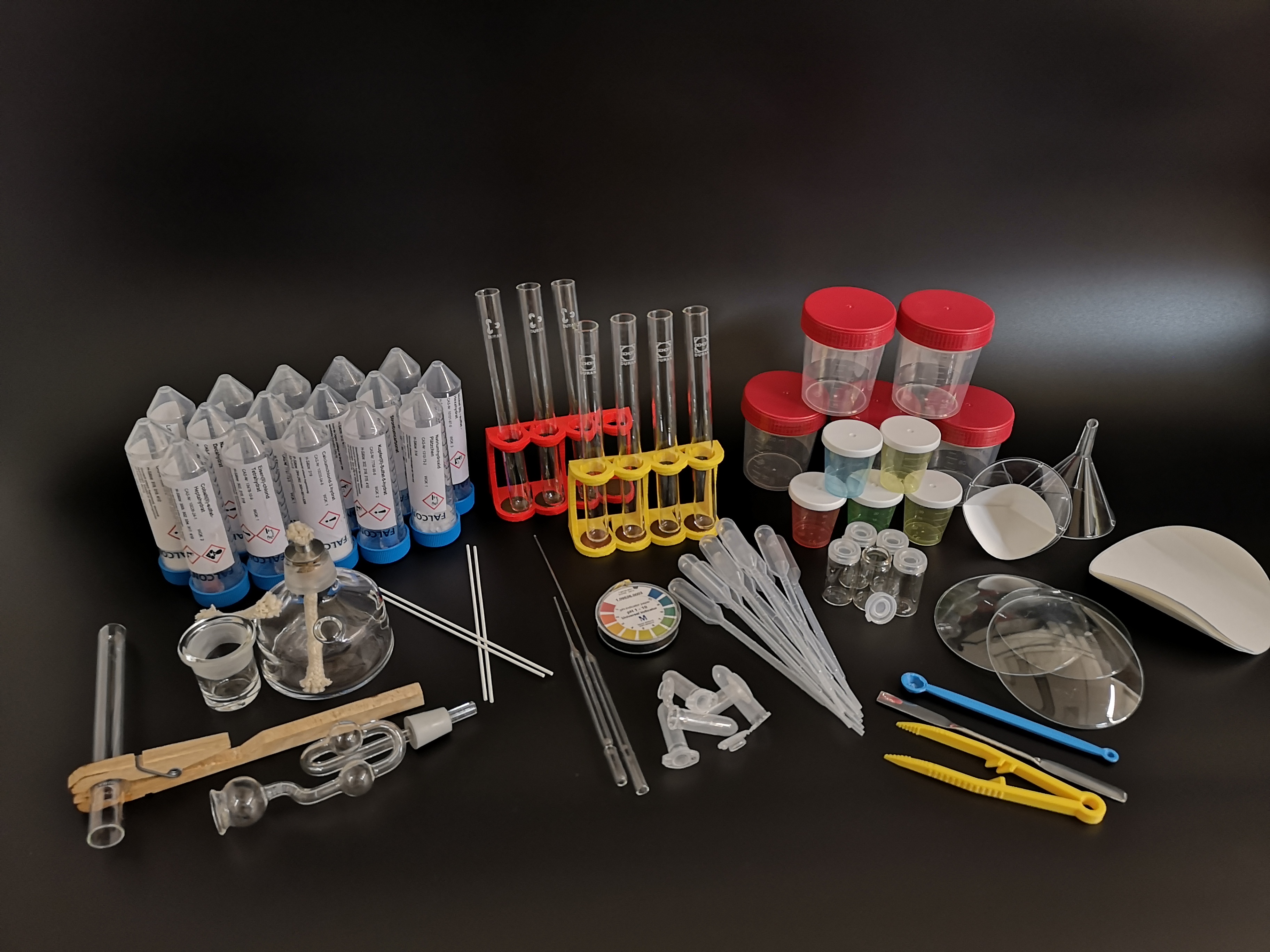 Stand for four 16 mm test tubes/ Ständer für vier 16 mm Reagenzgläser
