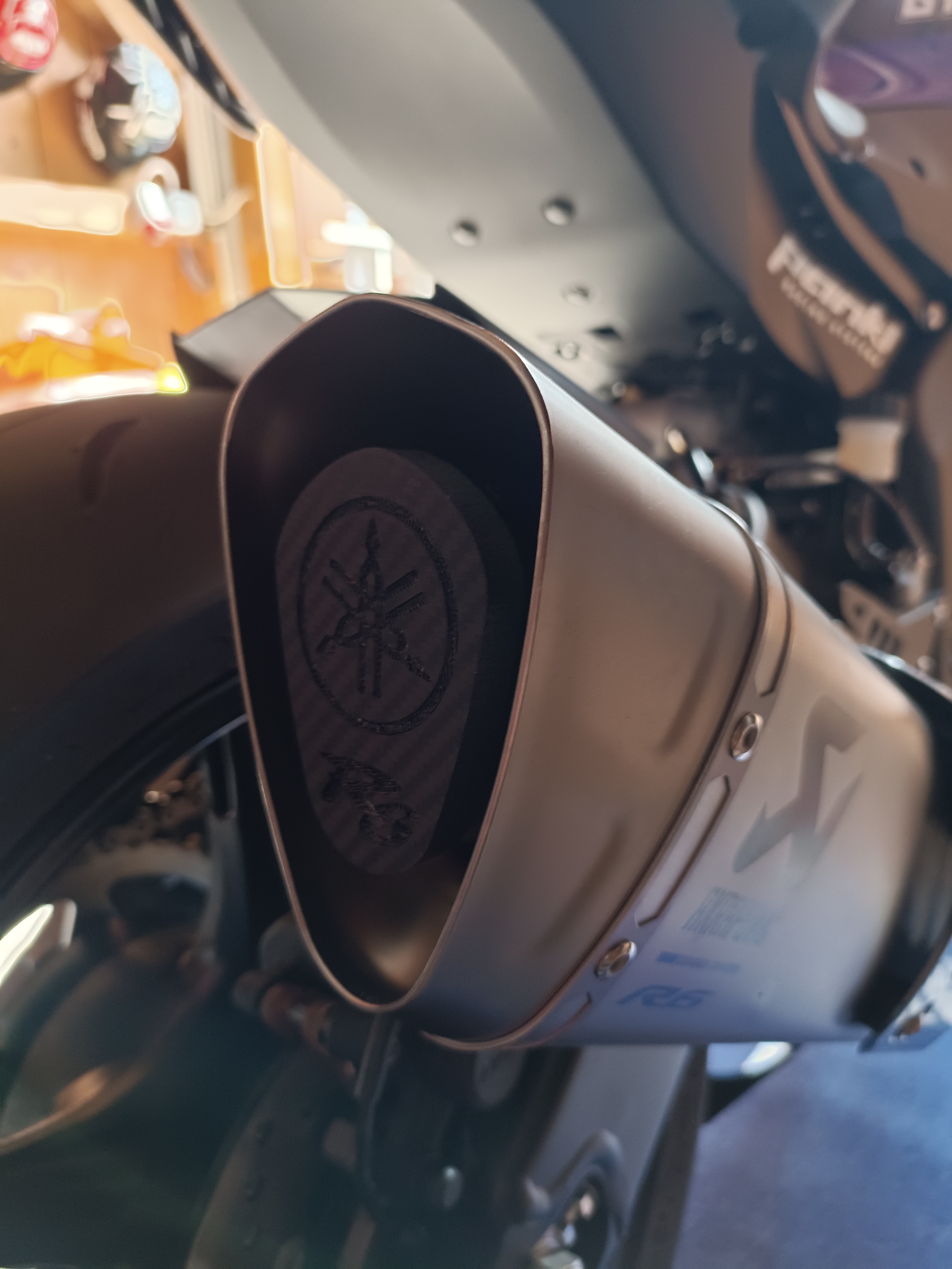 Yamaha R6 RJ27 Akrapovic Exhaust Cover