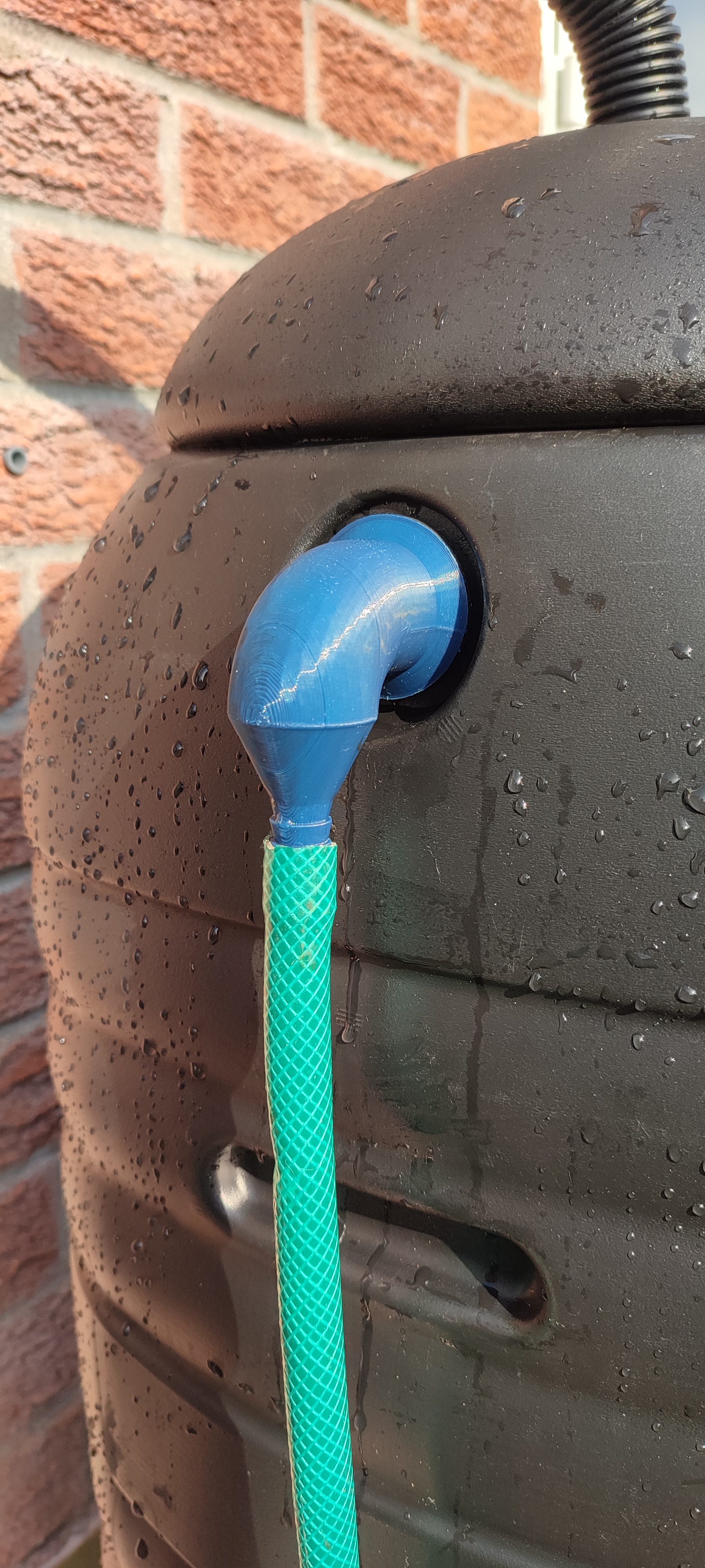Rainwater tank overflow to 15mm garden hose