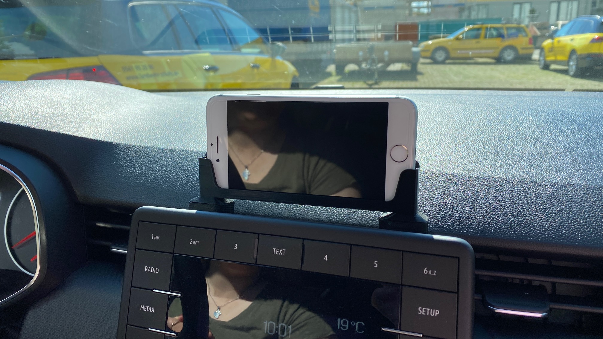 Renault Clio 5 base cell phone holder with holder for iphone 6/7 | Renault Clio 5 Basis Handy mit Halterung für iphone 6/7