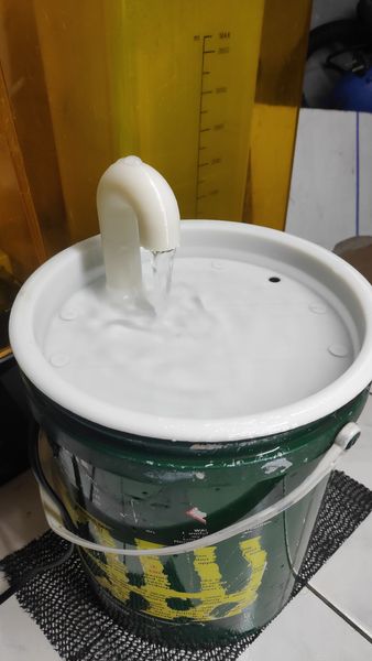 Paint Can Modification: Cat water fountain
