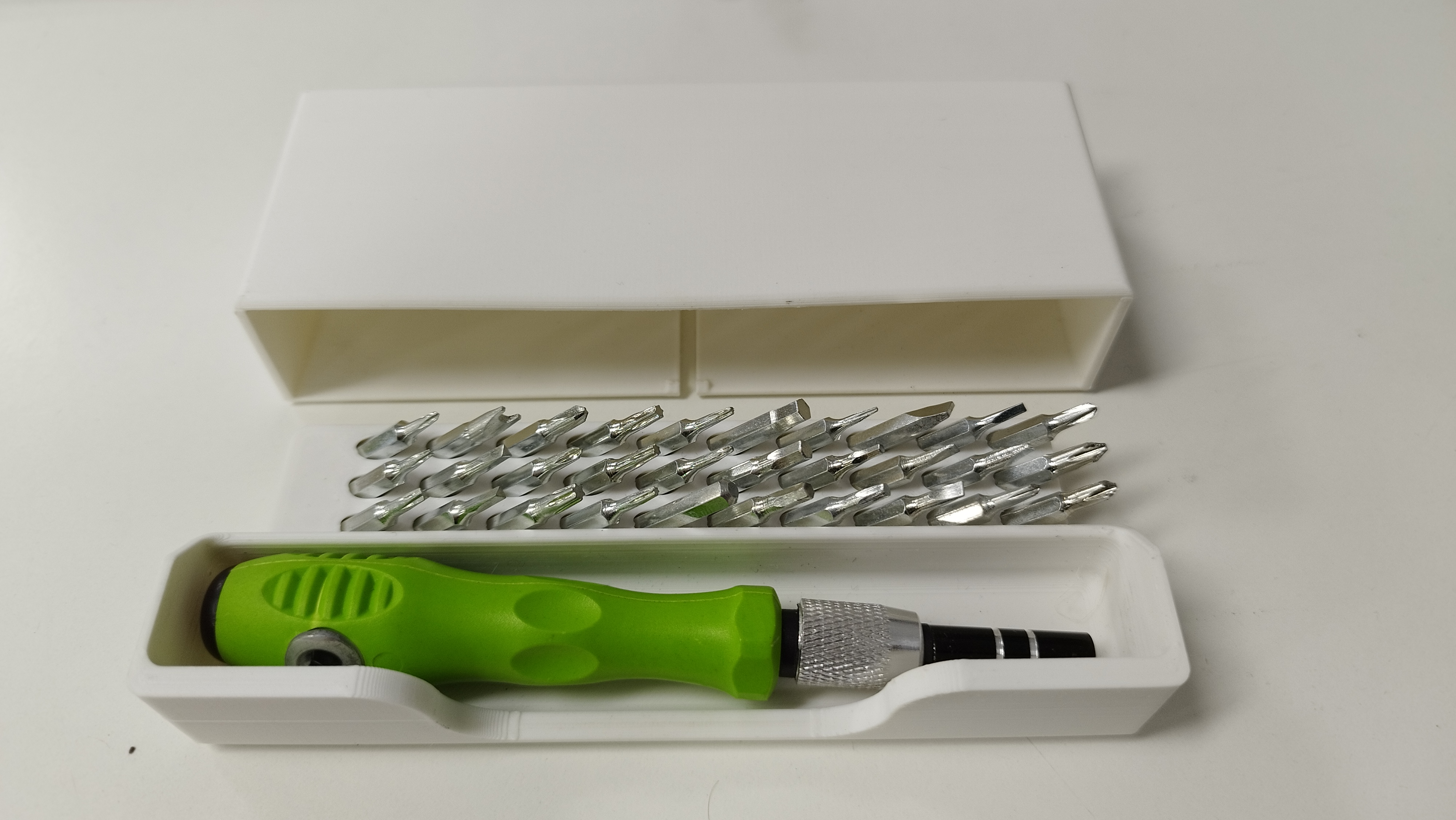 30-in-1 screw driver bit case with compliant locking mechanism