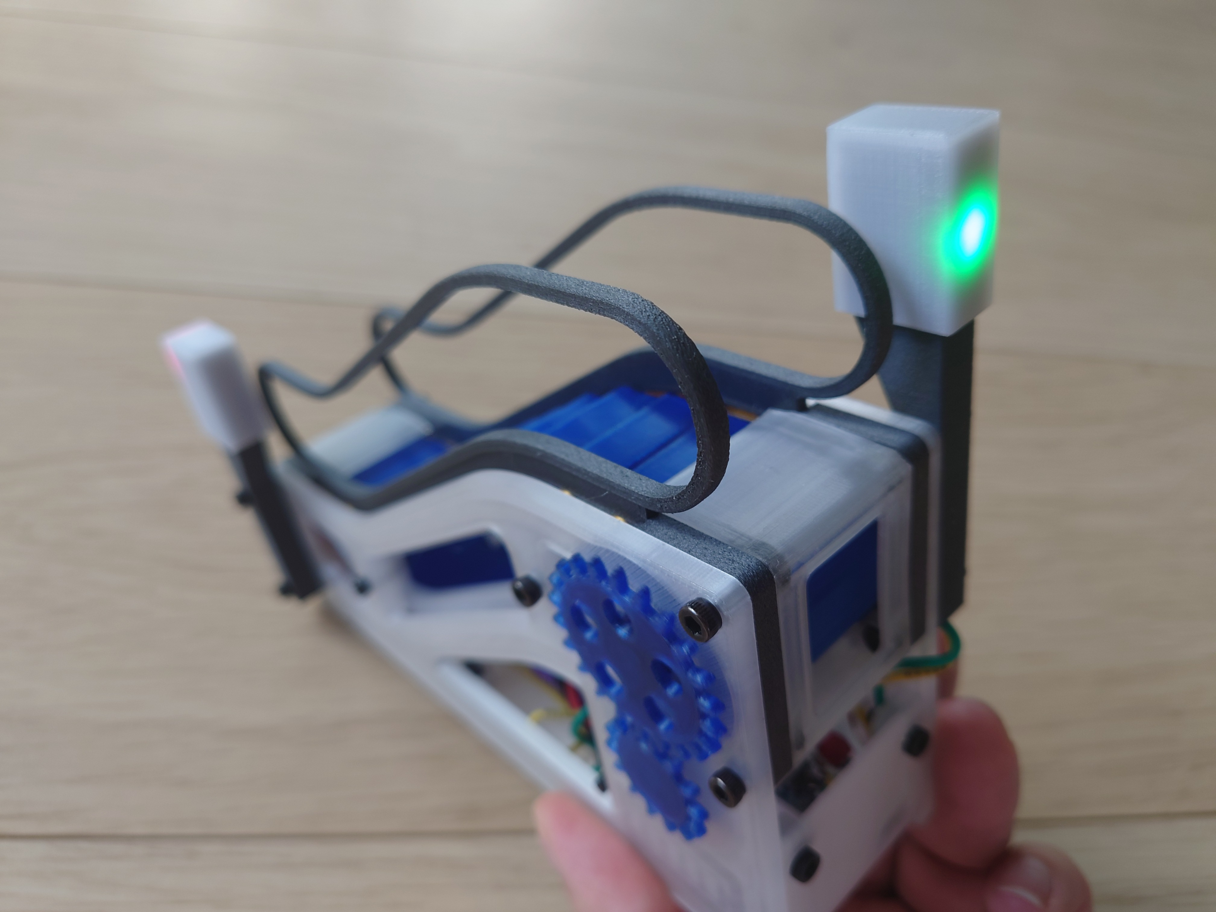 Escalightor: signal lights for motorised desktop escalator