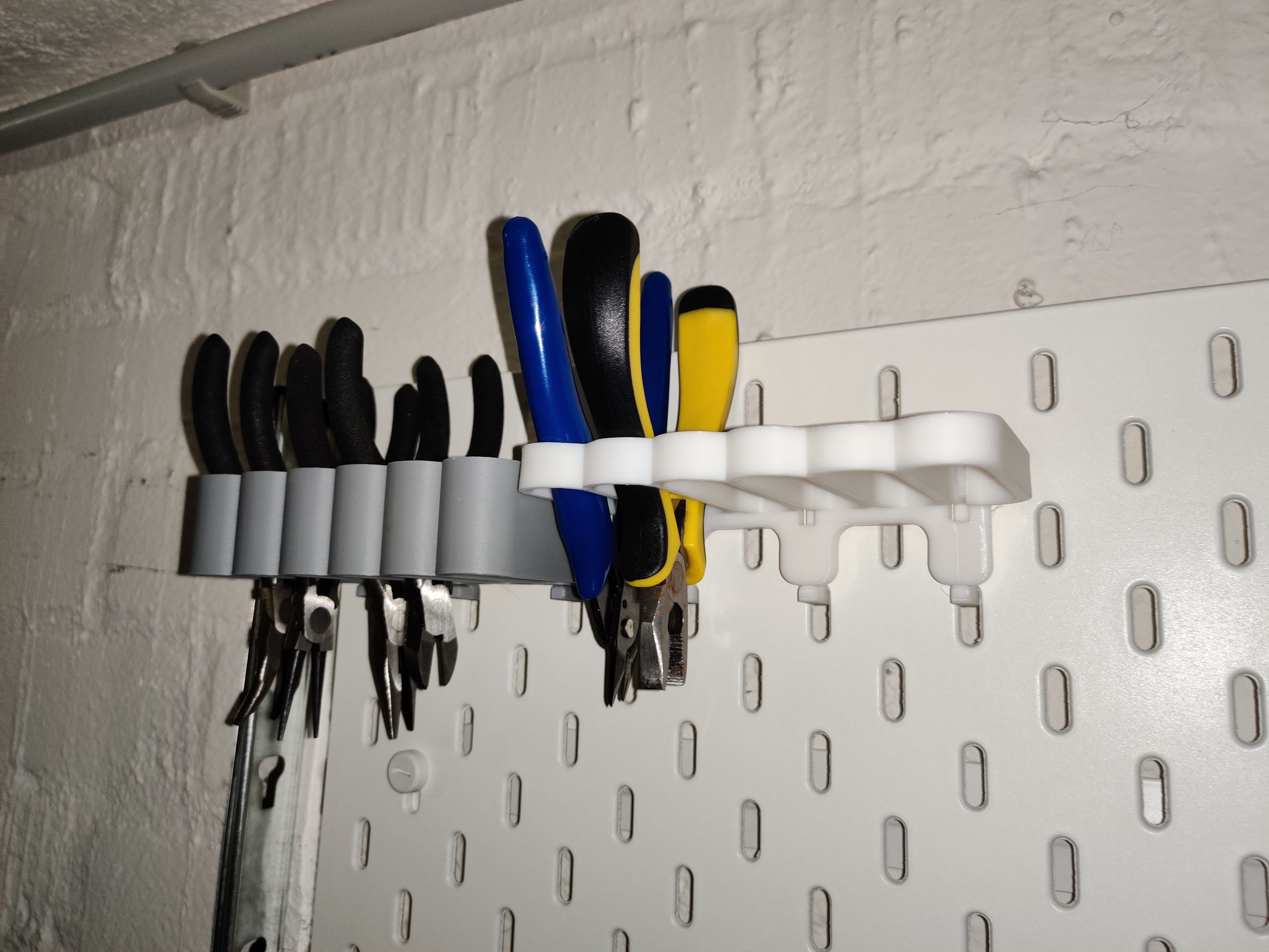 Skadis holder for nippers and scissors