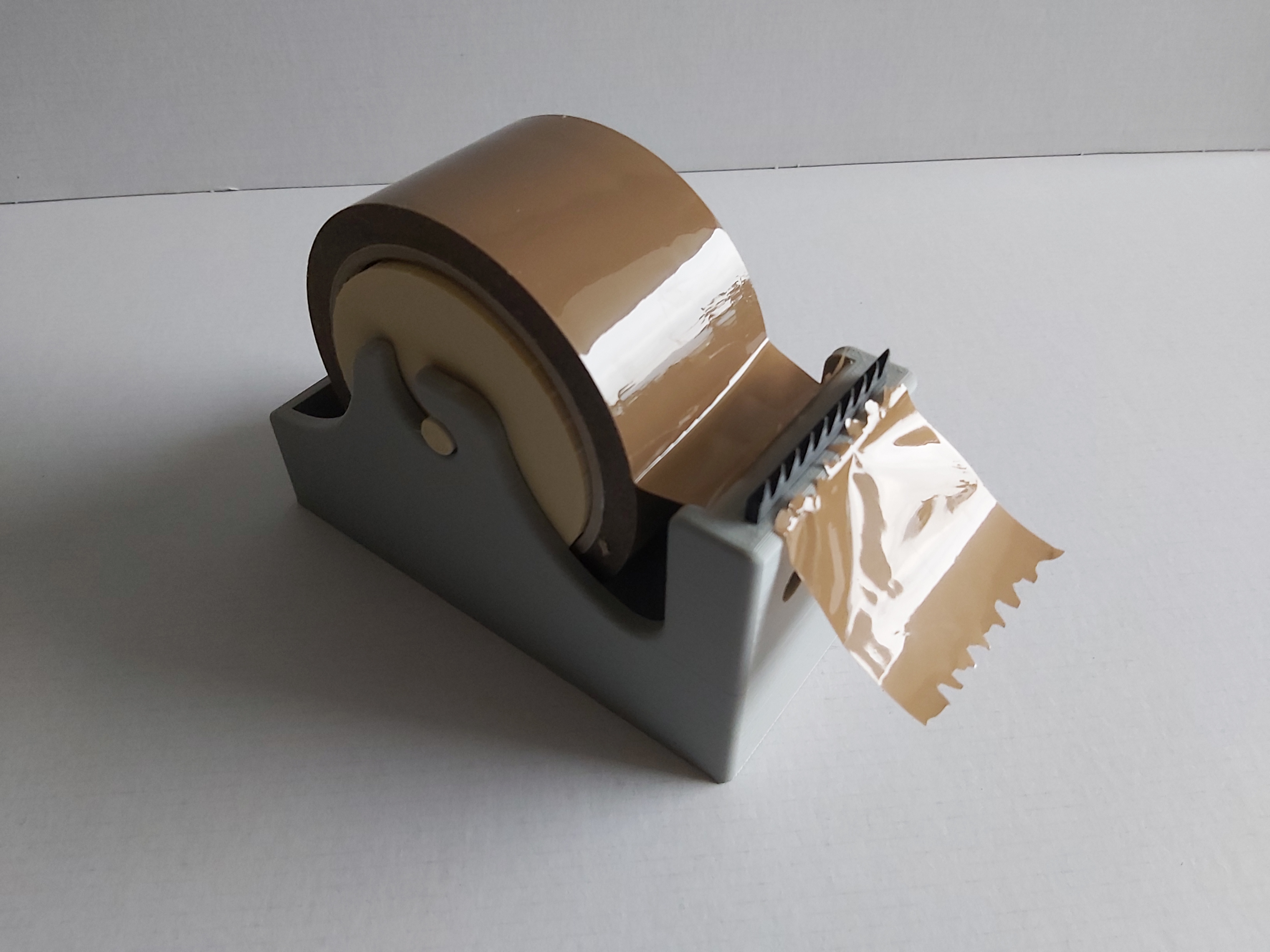 Duct tape dispenser for desktop