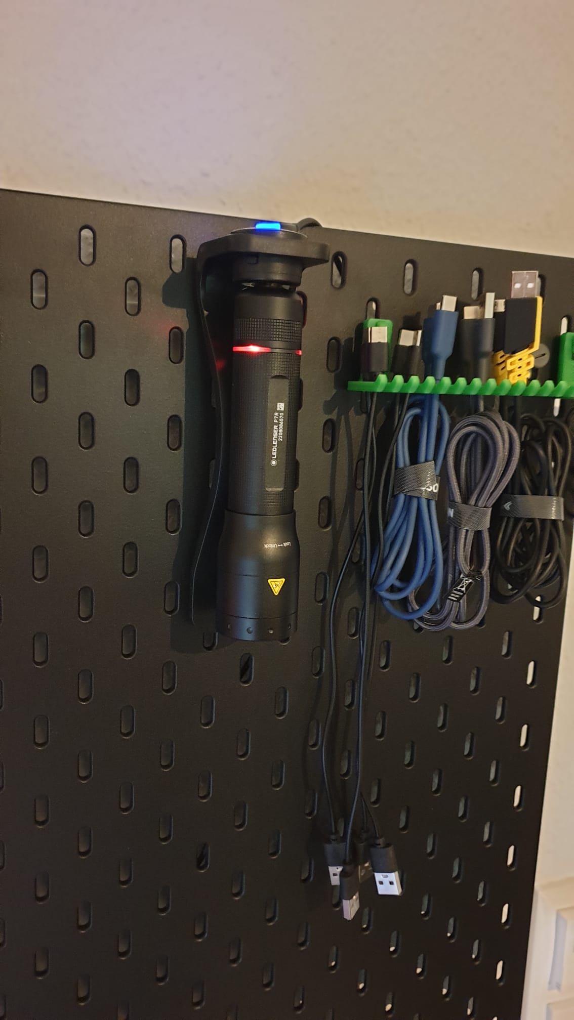 Skadis Holder for Ledlenser Floating Charge System