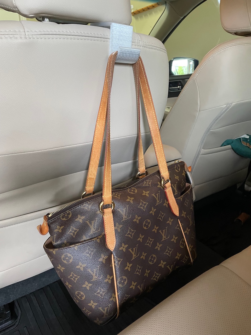 Purse or bag holder for car, truck or SUV